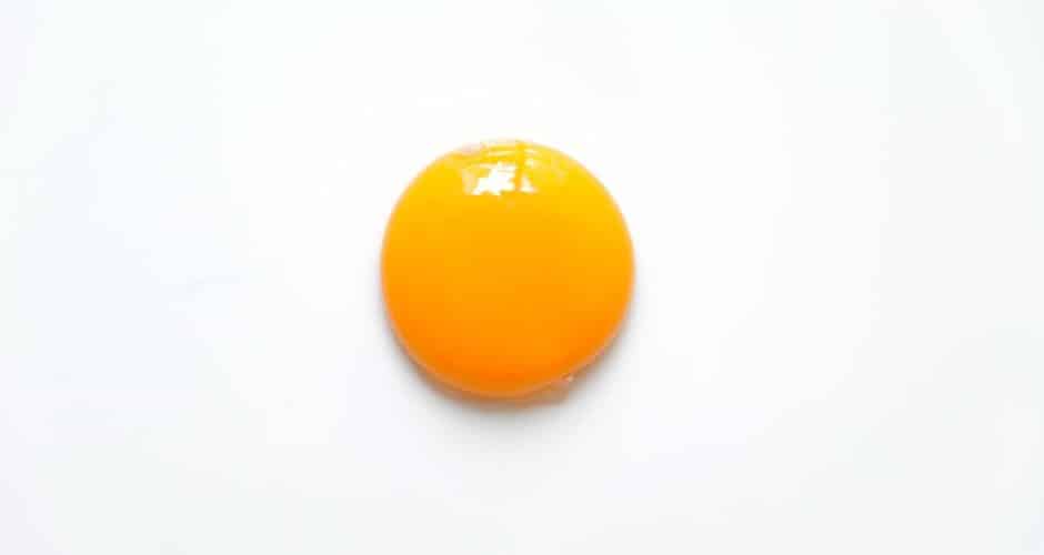Si un huevo tiene un punto rojo, solo retíralo con cuidado con la punta de un cuchillo y esta listo para consumirse. 
