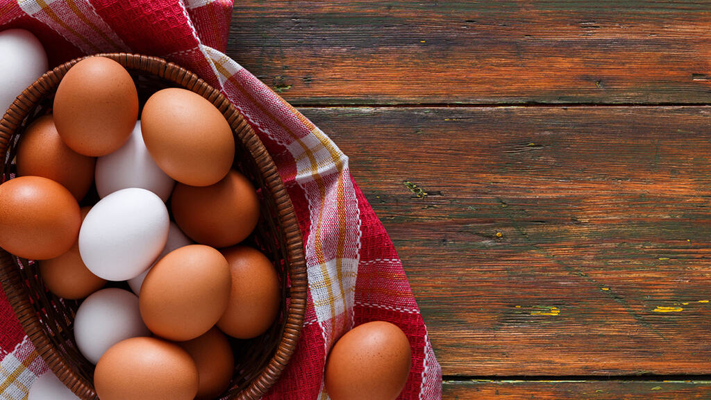 Los huevos blancos y rojos son iguales en sus nutrientes, diferentes en su color