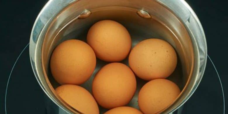 Huevos rellenos en salsa de pimiento Paso:   2